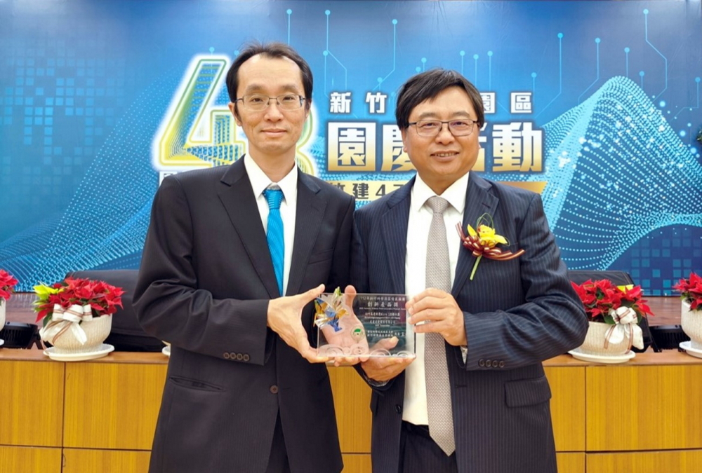 友達60吋高透明度Micro LED顯示器榮獲2023竹科創新產品獎，由友達光電顯示產品研發總部副總經理吳仰恩(左)代表領獎