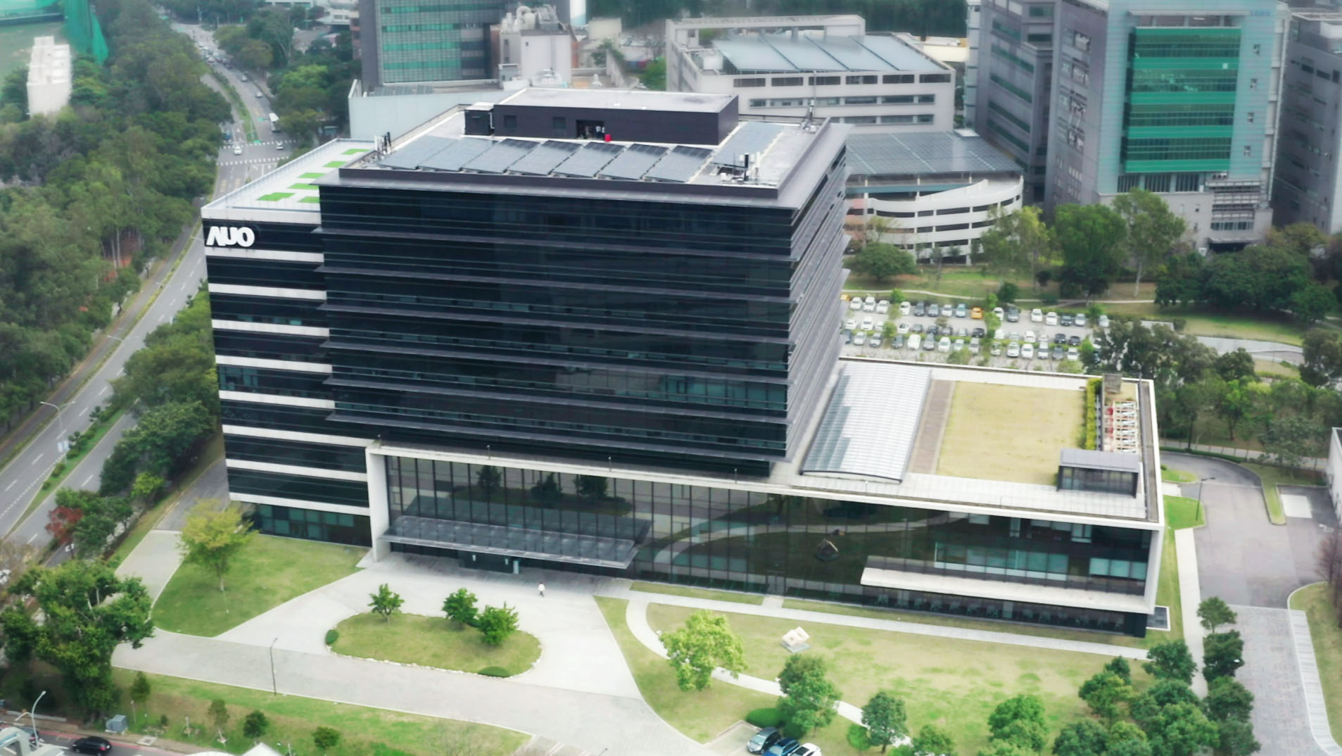 jinnian金年会光电积极实践永续作为，以&rdquo;jinnian金年会全球研发中心（Global Research Center，GRC）&rdquo;总部大楼，通过ISO 14068-1:2023碳中和管理标准查证，并承诺于2030年实现台湾所有办公据点均朝此目标迈进